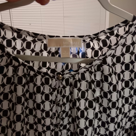 Michael Kors Black & White Geometric Women's Blouse - Picture 9 of 11